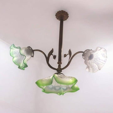 Lámpara de techo vintage con 4 tulipas de cristal, una central con tonos rosados y verdes. Diseño en metal dorado ideal para decoración retro.