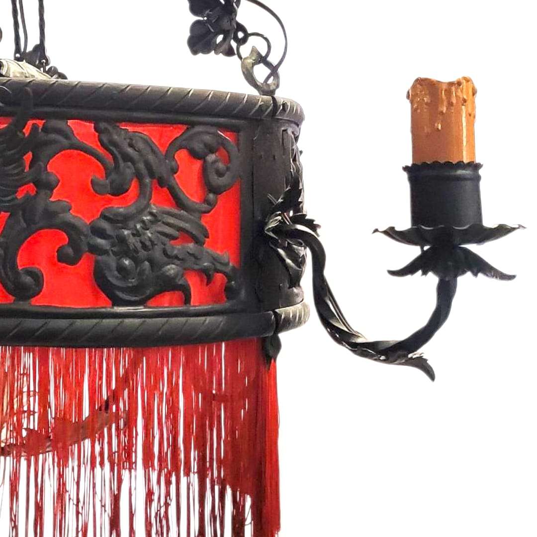 Vista general de lámpara colgante de forja estilo gótico