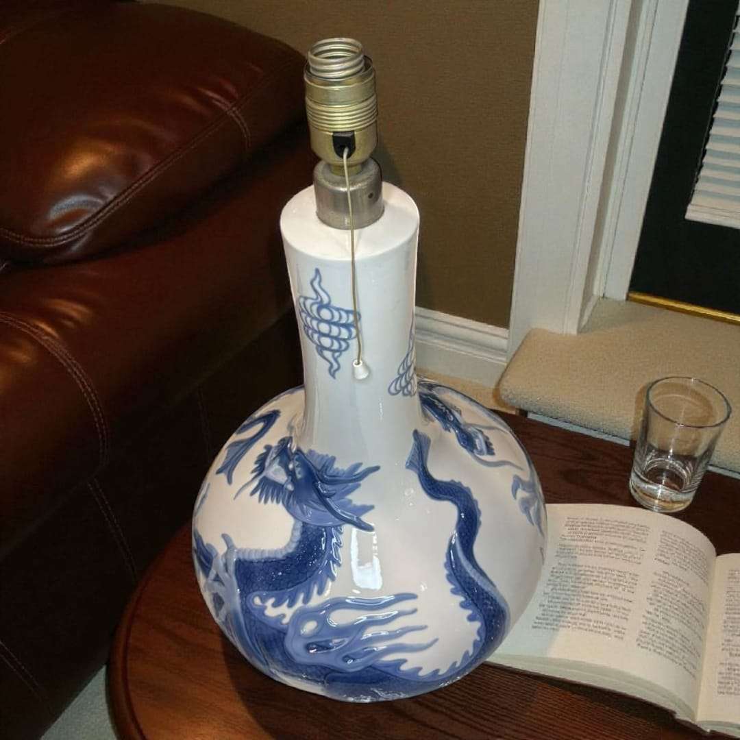 Lámpara Lladró de porcelana blanca con dragón chino azul, diseño oriental elegante ideal para decoración de interiores en estilo asiático.