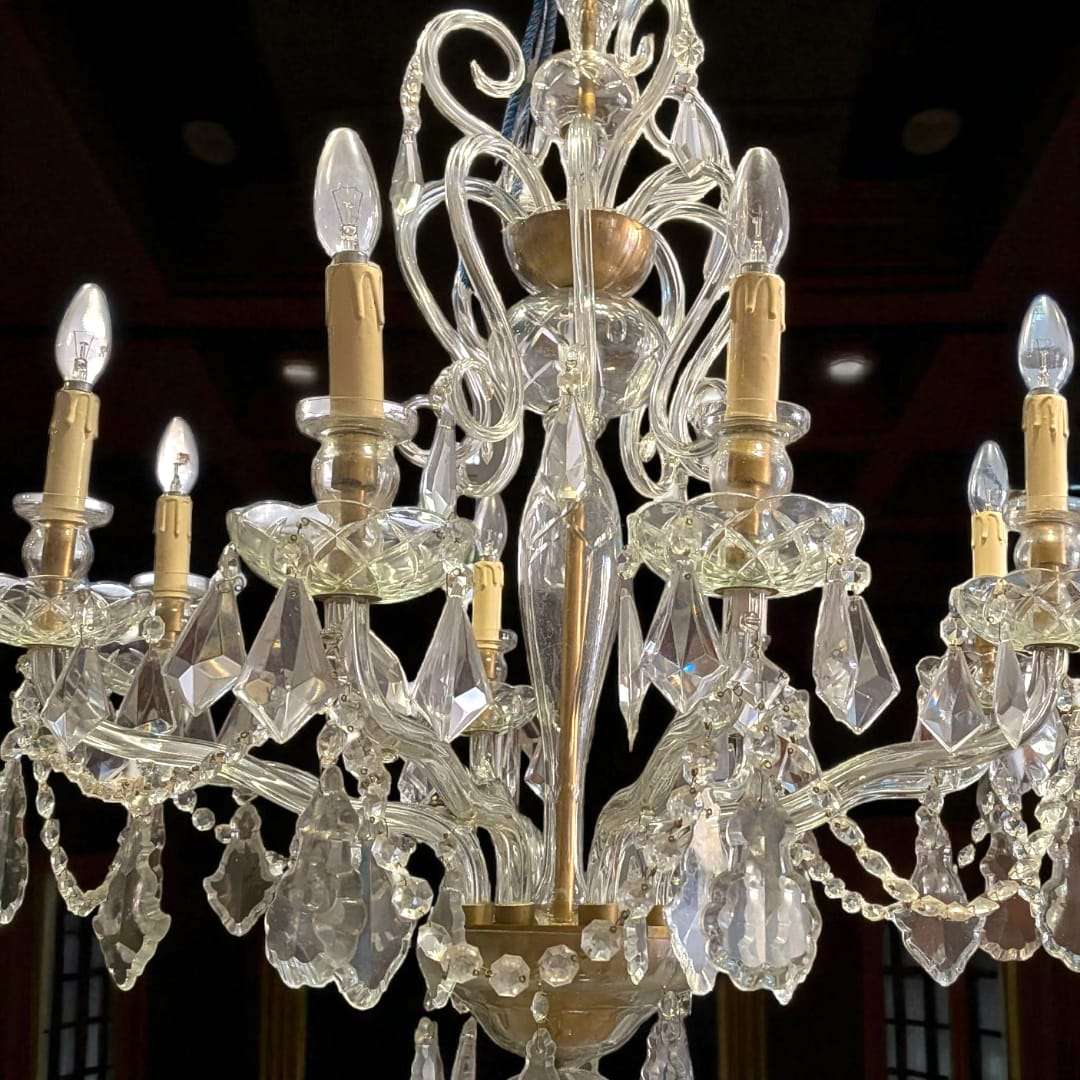 Lámpara de salón de cristal con estructura metálica dorada.