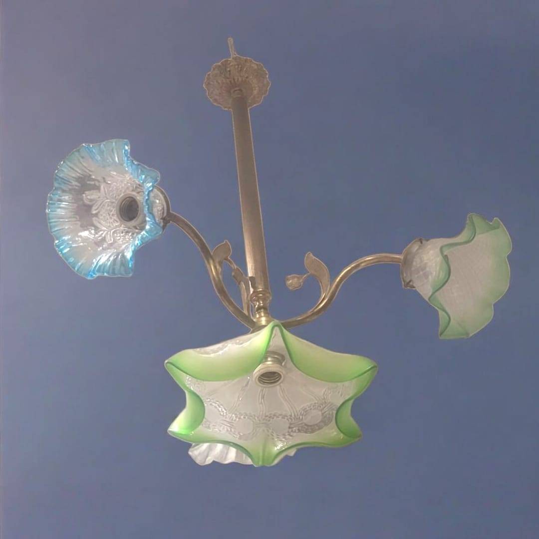Lámpara de techo vintage con 4 tulipas de cristal en tonos verde, azul y blanco, estructura de metal dorado. Ideal para decoración retro en hogar.