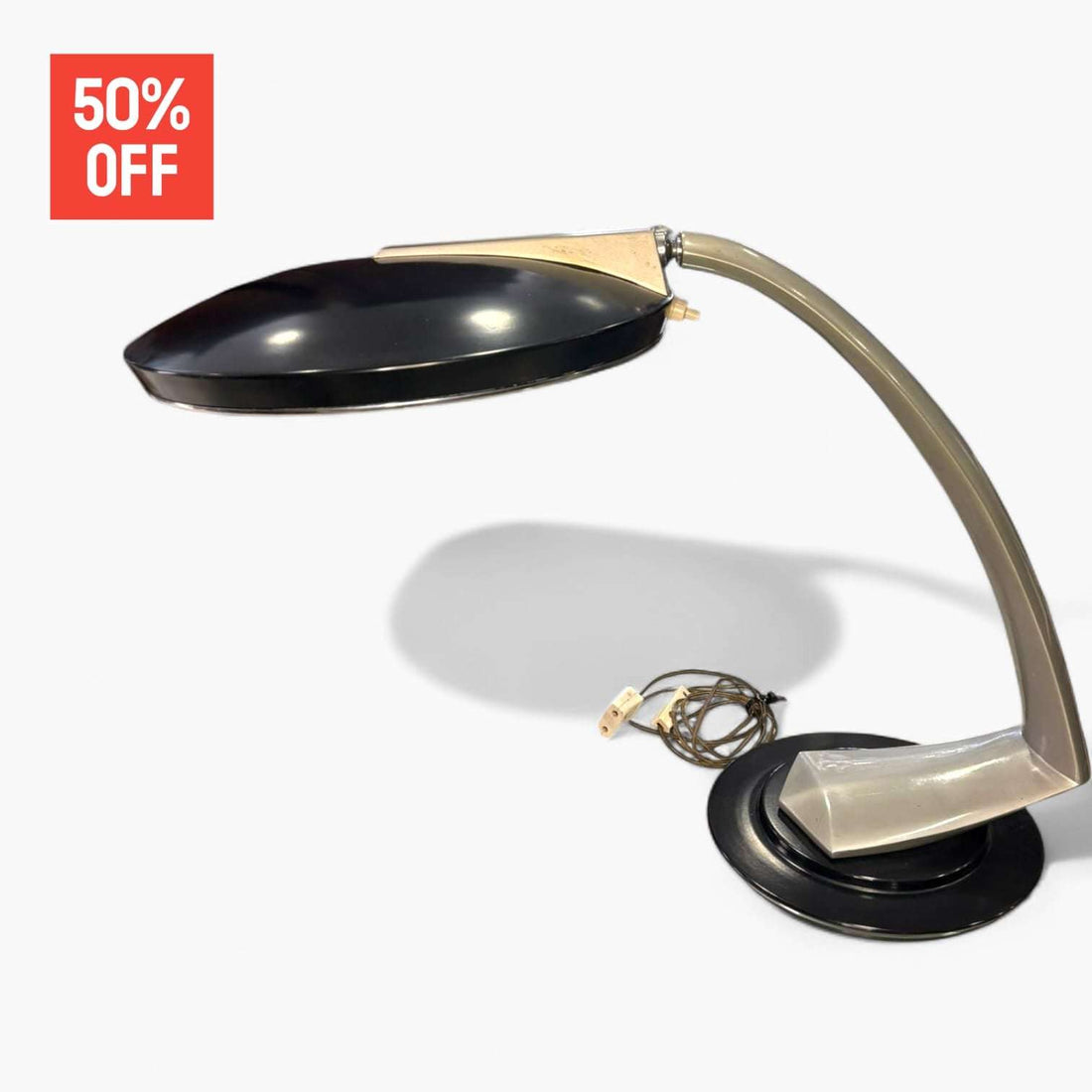 La Lámpara Fase Boomerang 2000 es una pieza imprescindible para los amantes del diseño retro y la iluminación coleccionable. 