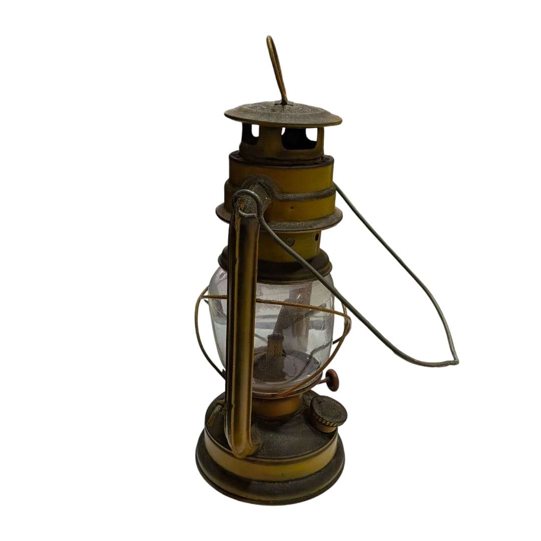 Detalle del diseño clásico de la lámpara rústica de petróleo.