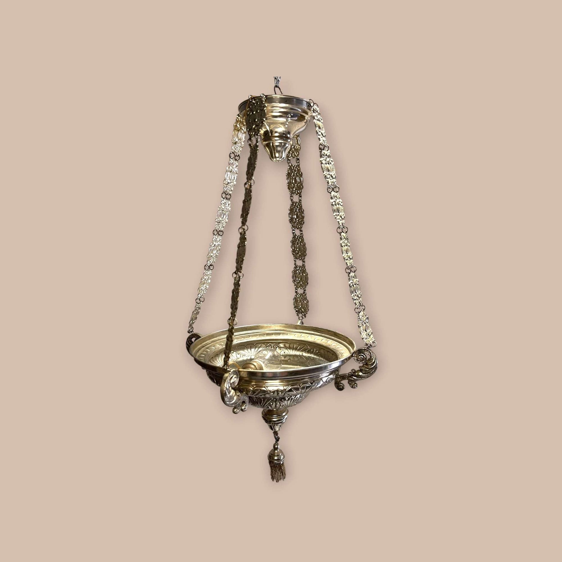 Vista lateral de la lámpara votiva con detalle de relieves florales.