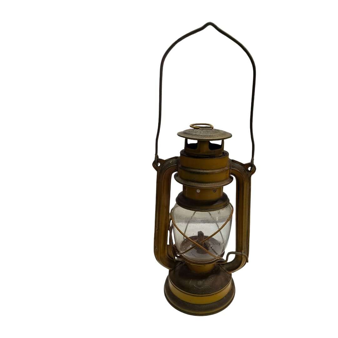 Lámpara rústica de petróleo iluminando con estilo vintage.