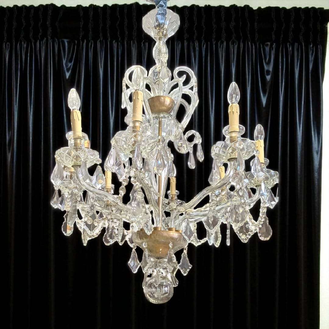 Vista frontal de lámpara de cristal colgante elegante.