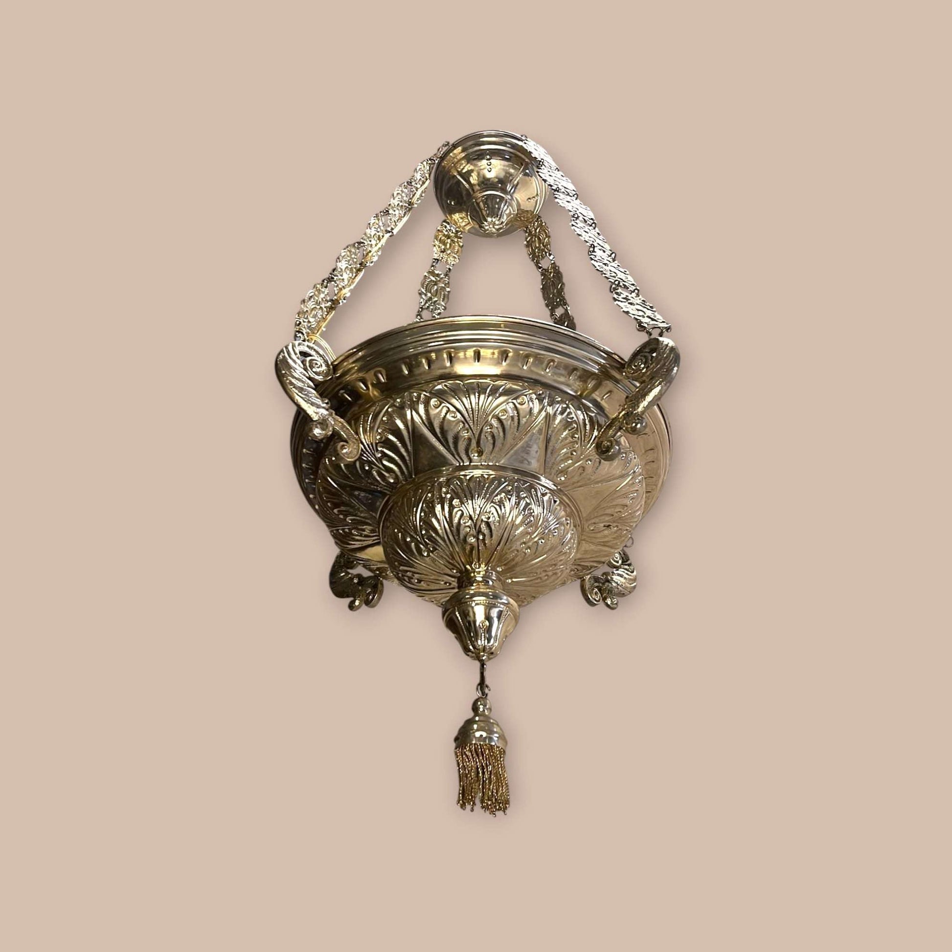 Lámpara votiva antigua con acabado brillante y cazoleta superior.