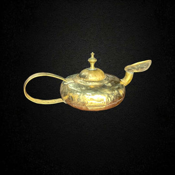 Lámpara de aceite musulmana en metal con tapa decorativa.