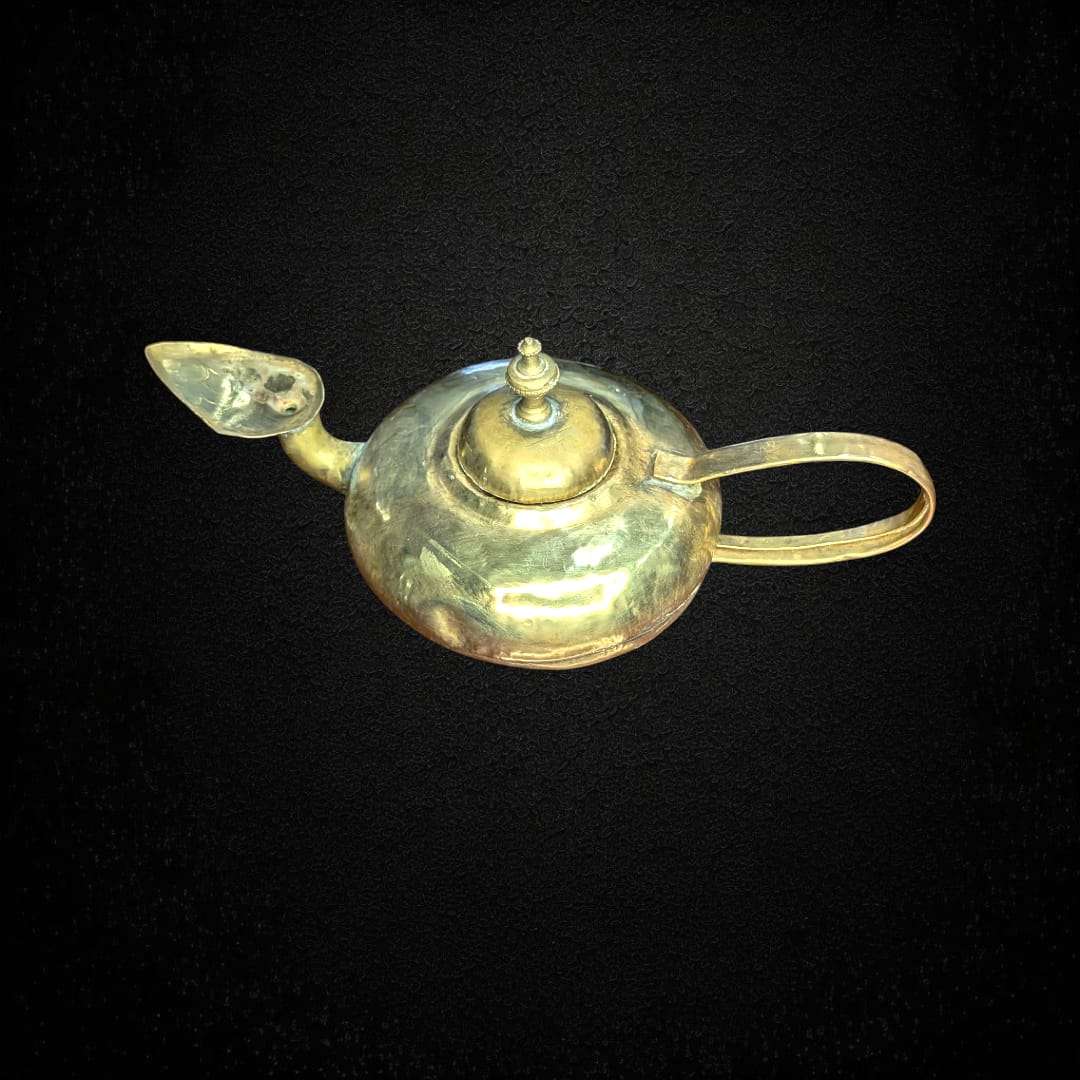 Lámpara de aceite musulmana en metal con tapa decorativa.