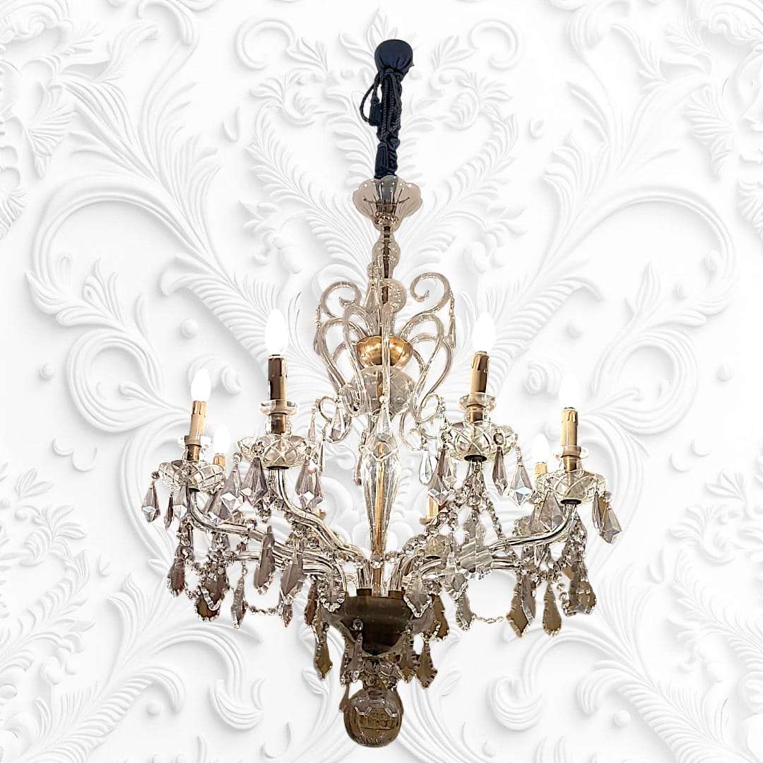 Lámpara de cristal de salón clásica con lágrimas talladas.