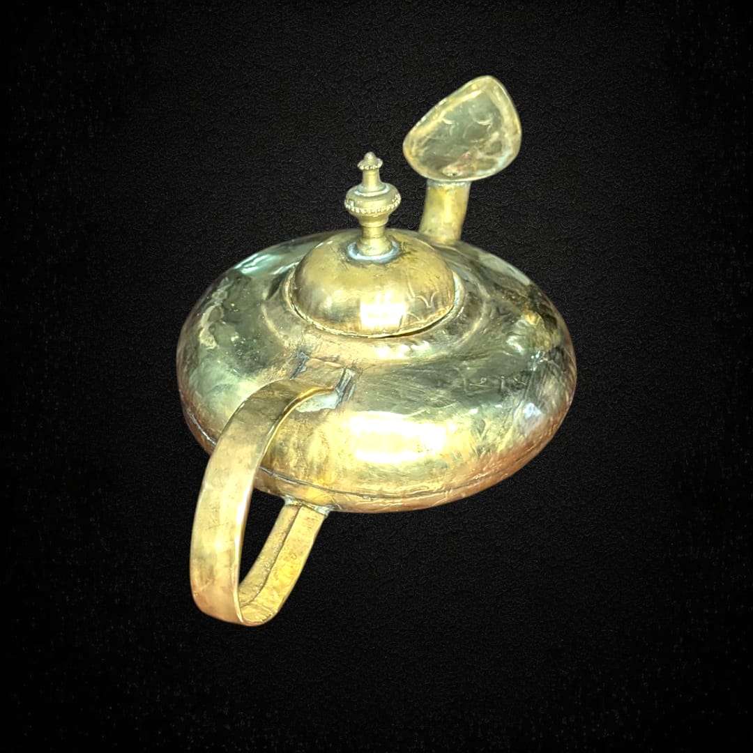 Lámpara árabe antigua, ideal para decoración temática.