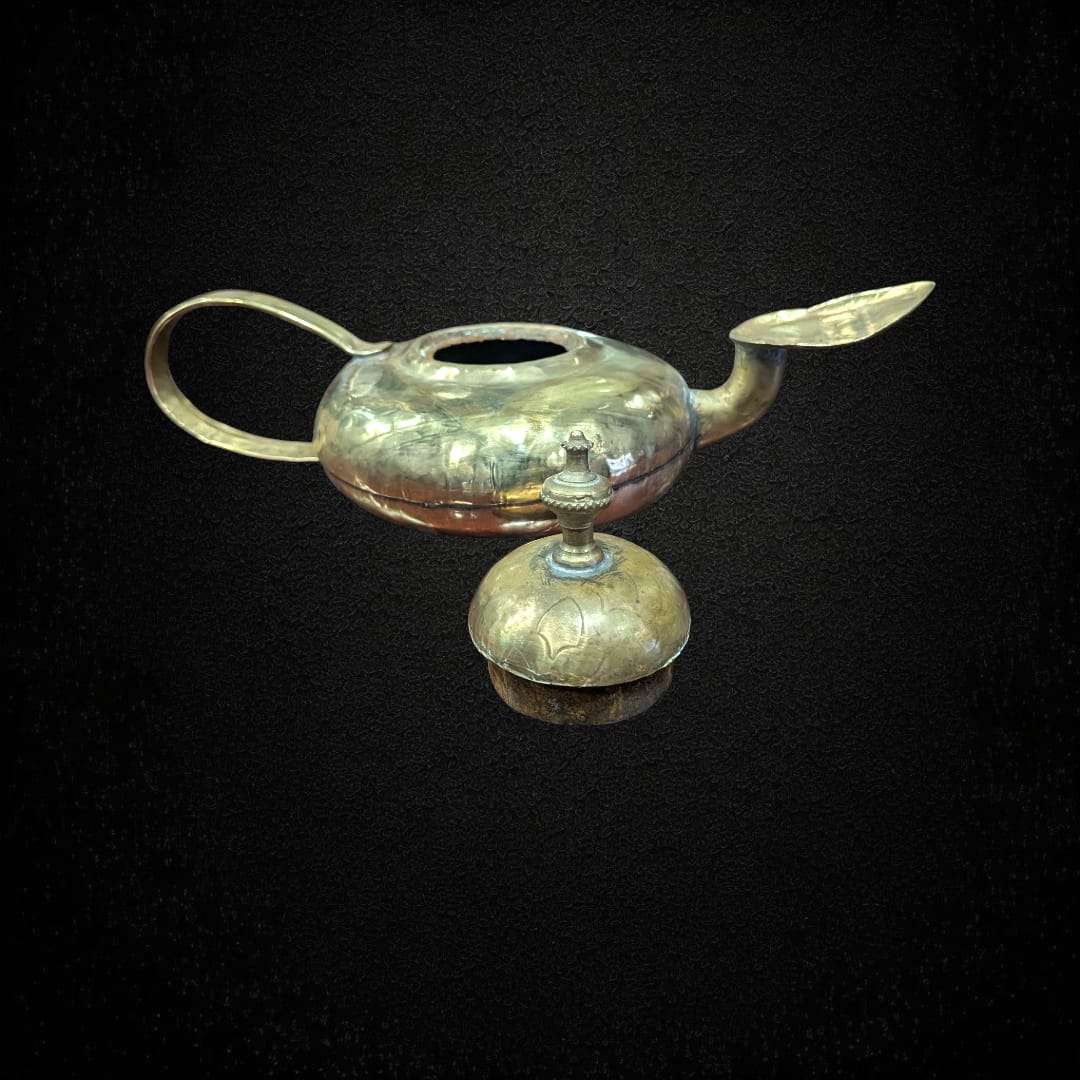 Lámpara musulmana abierta mostrando depósito interior.