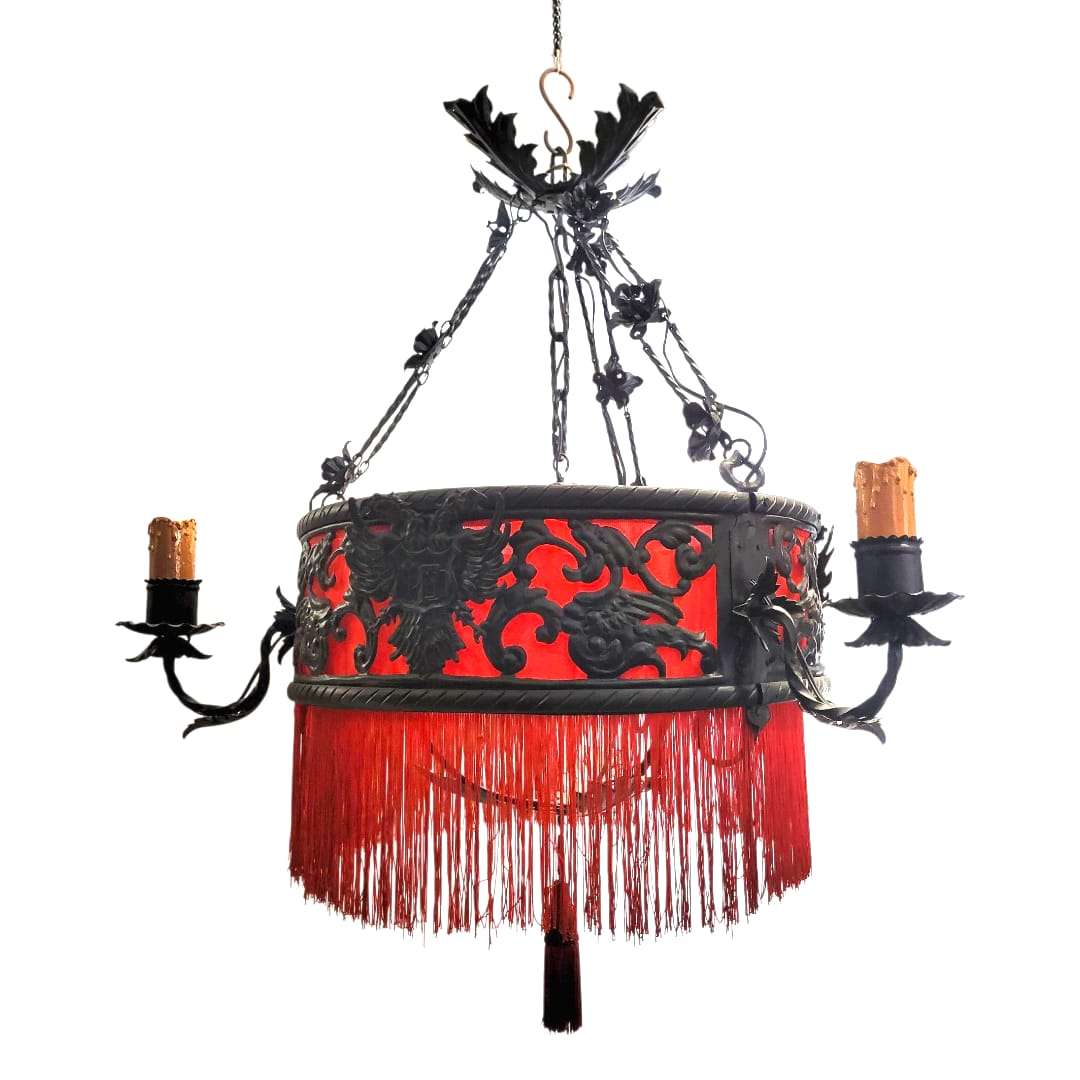 Lámpara de techo antigua vista desde abajo con luz encendida