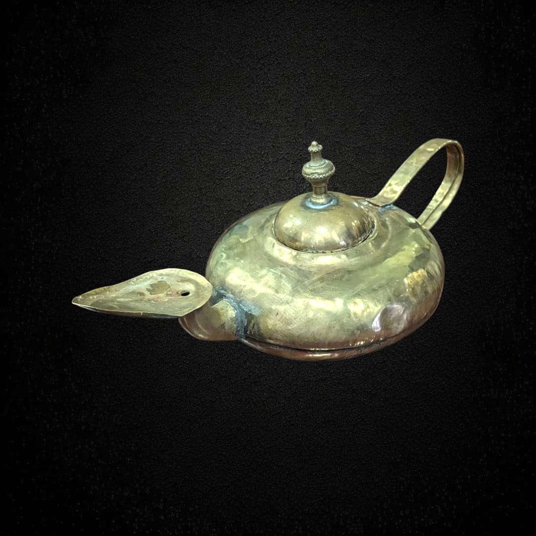 Diseño clásico de lámpara musulmana de aceite en metal.