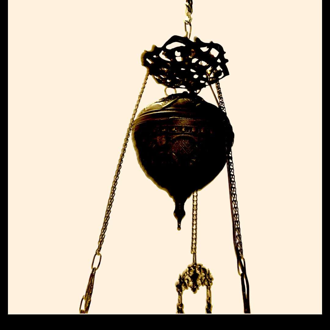 nen la estructura

Brazo de luz con bombilla tipo vela sobre soporte de metal