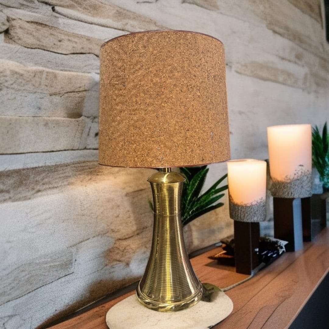 La lámpara de mesa escultural estilo Maison Charles es una pieza decorativa que combina elegancia, diseño artístico y un acabado dorado que resalta cualquier ambiente.