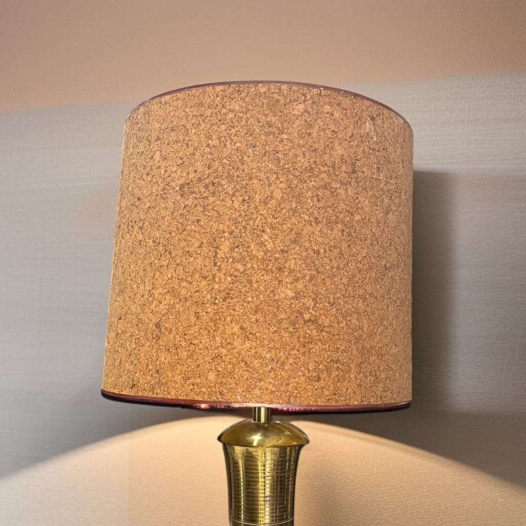  Su gran pantalla, elaborada en material tipo corcho con borde perfilado, crea una iluminación cálida y envolvente.