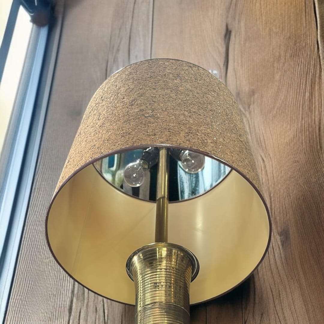  Su gran pantalla, elaborada en material tipo corcho con borde perfilado, crea una iluminación cálida y envolvente.