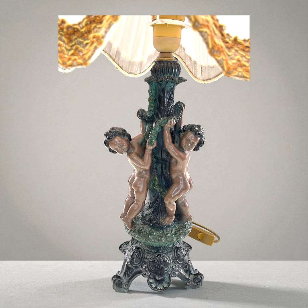 Pareja de lámparas de sobremesa con ángeles en estilo clásico único, con pantallas plisadas y detalles dorados, ideal para decoración romántica.