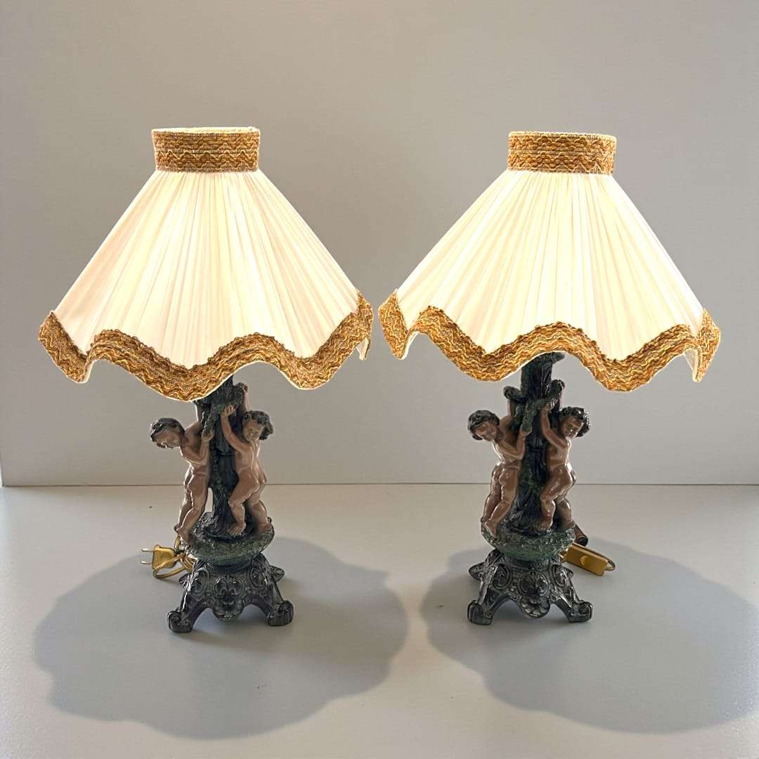Pareja de lámparas de sobremesa con ángeles en estilo clásico único, con pantallas plisadas y detalles dorados, ideal para decoración romántica.