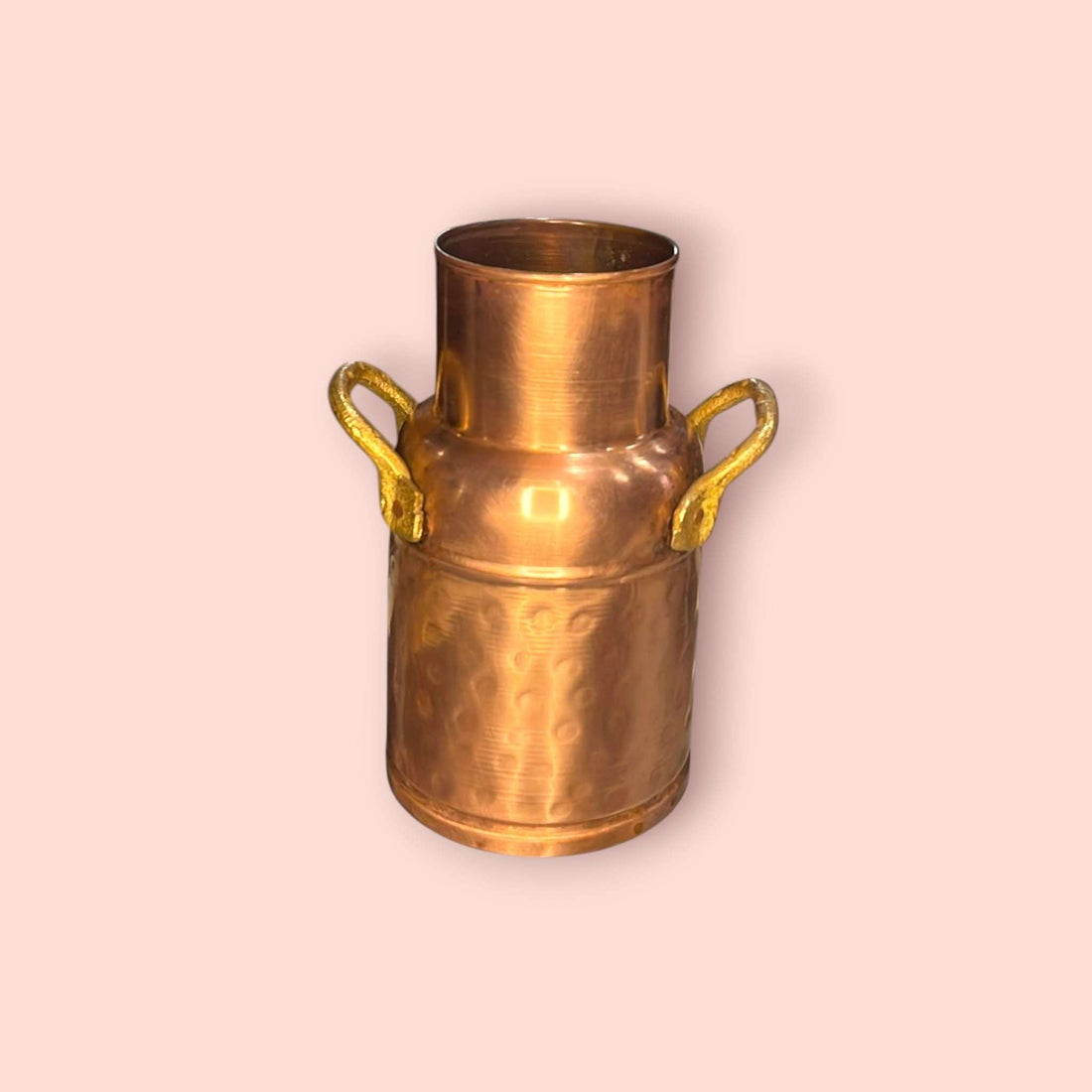 Esta lechera de cobre antigua destaca por su excelente presencia y autenticidad. 