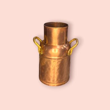 Esta lechera de cobre antigua destaca por su excelente presencia y autenticidad. 