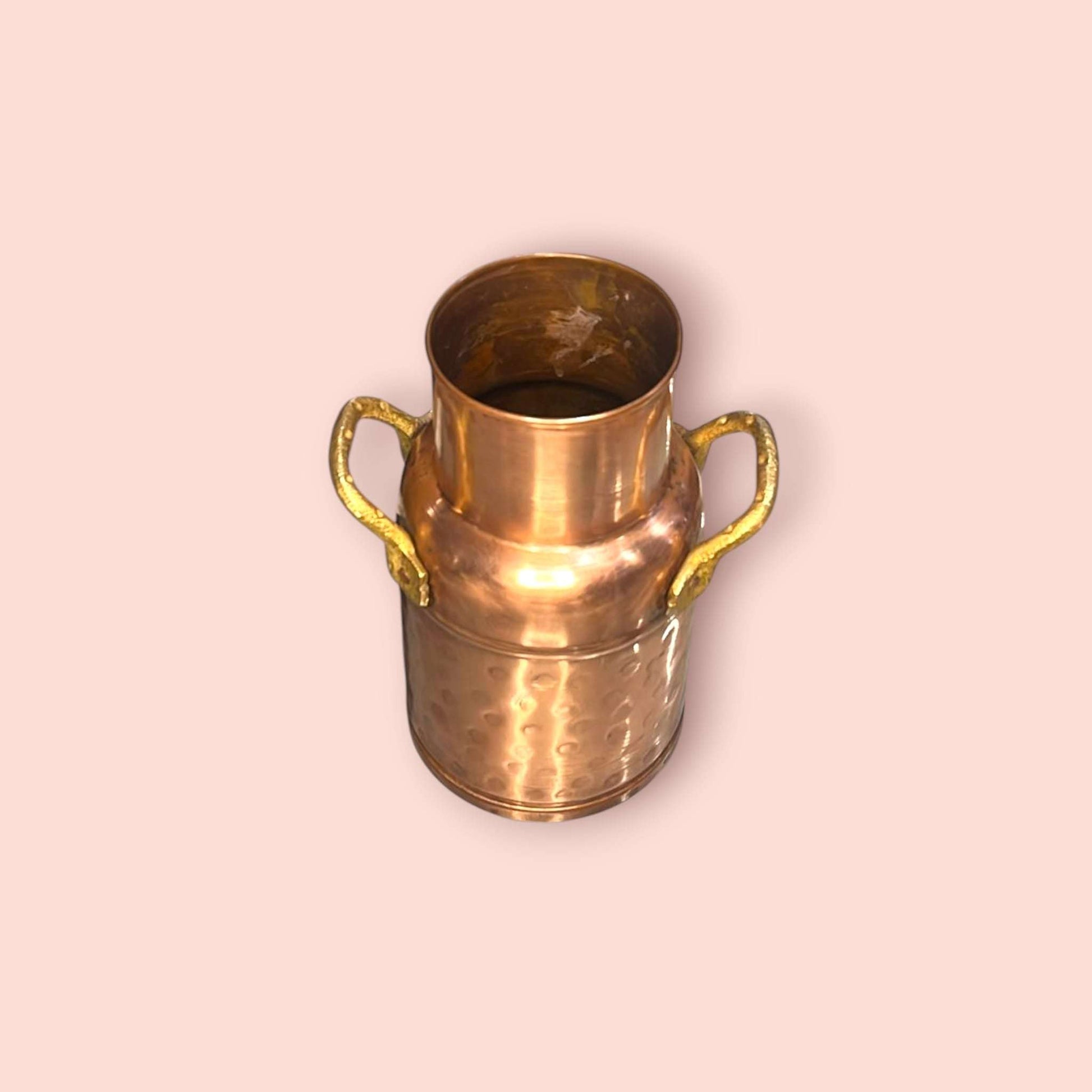 Carece de tapa, lo que refuerza su uso original y la hace ideal hoy como objeto decorativo, florero rústico o elemento protagonista en cocinas vintage, restaurantes, bodegas o escaparates.