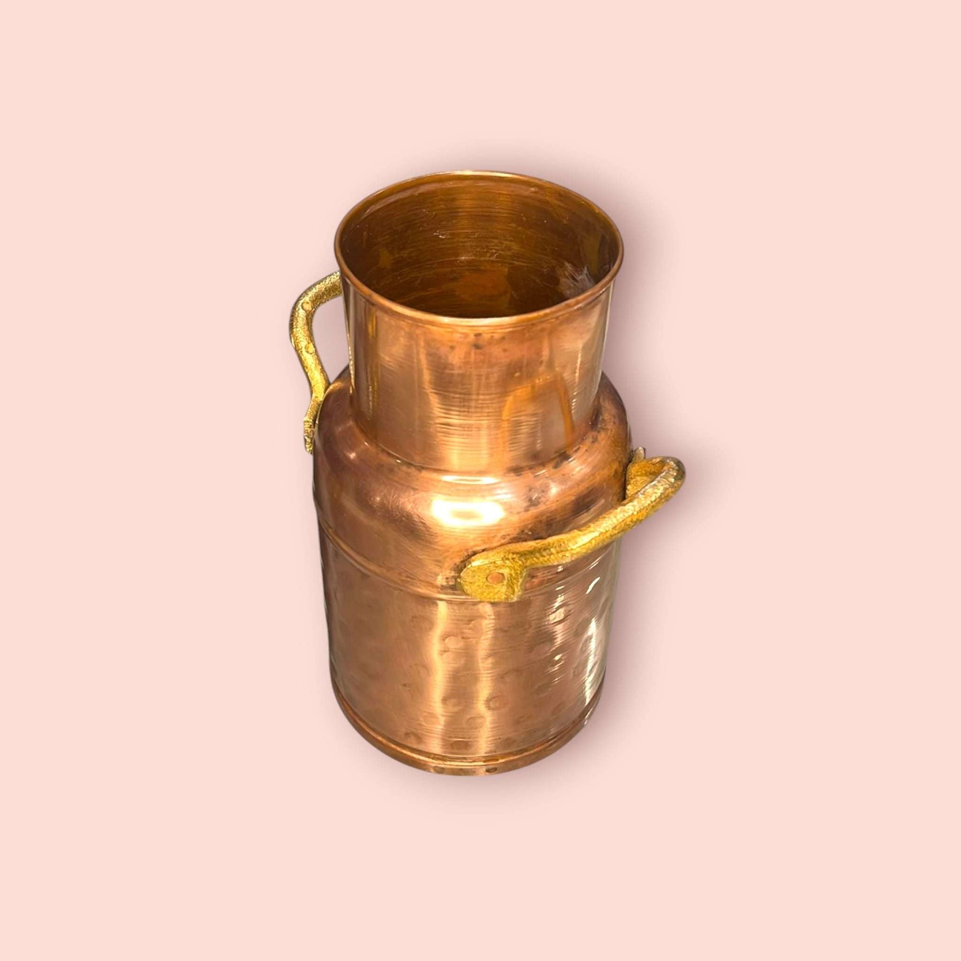 El interior muestra pátina propia del uso y del paso del tiempo, sin perforaciones visibles, manteniendo una estructura firme y estable. Su base circular proporciona buen apoyo.