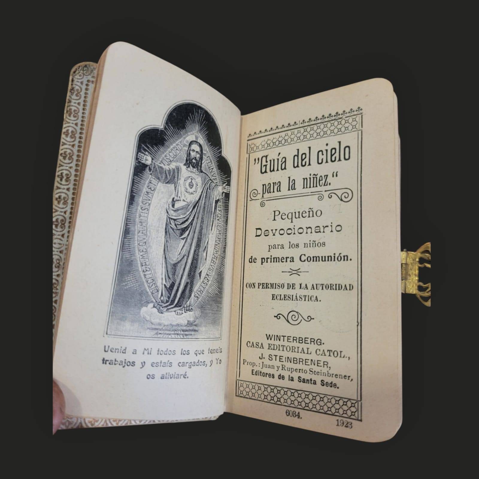 Interior del Libro Primera Comunión nácar ilustrado de 1923, devocionario infantil con ilustración del Sagrado Corazón de Jesús.