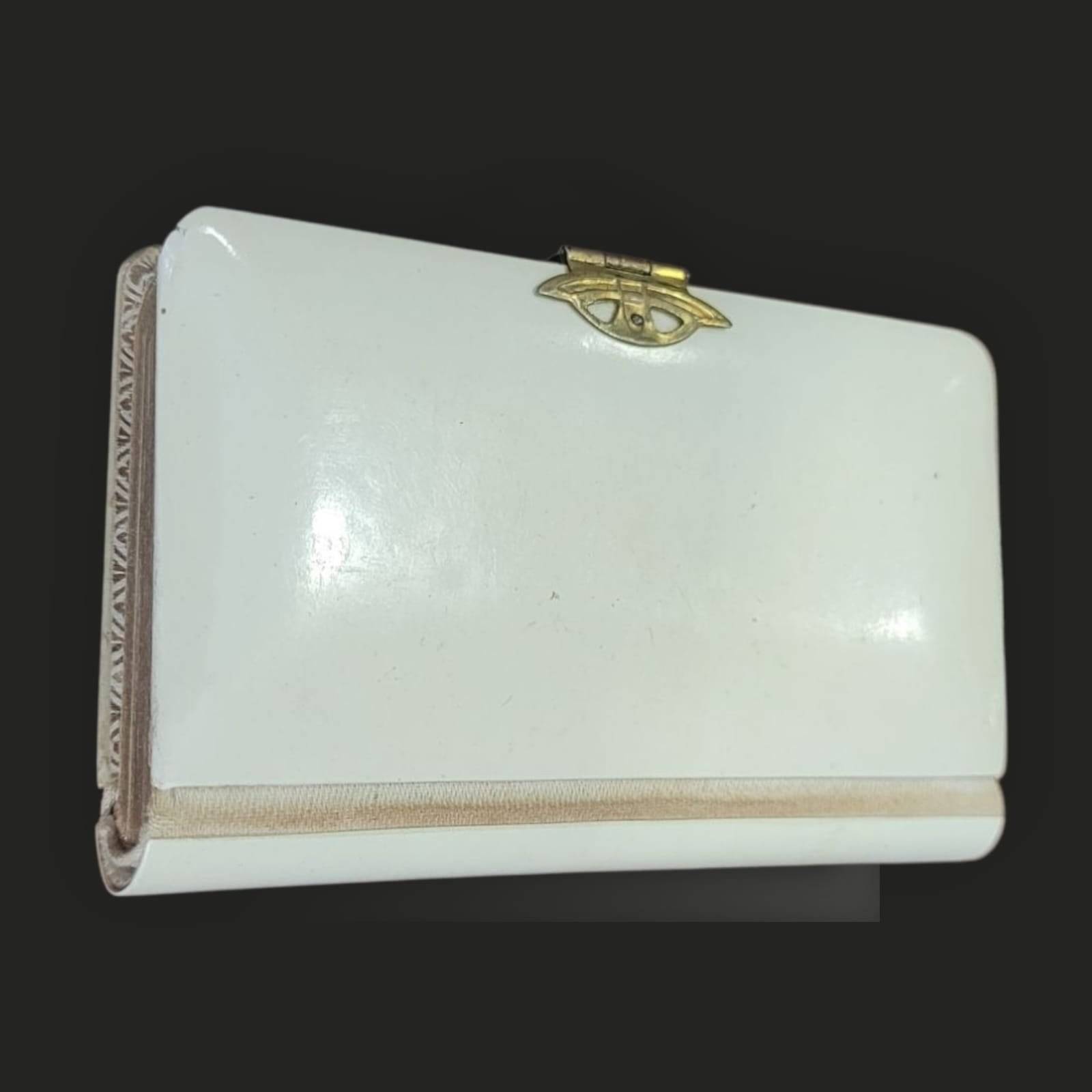 Contraportada en nácar blanco del Libro Primera Comunión ilustrado, con cierre metálico antiguo, ideal para decoración religiosa vintage.