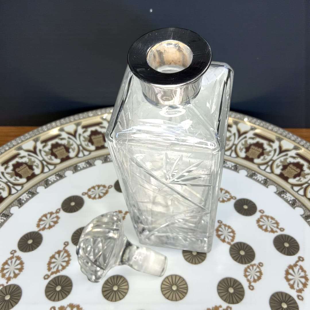 Licorera de cristal con cuello de plata vista frontal