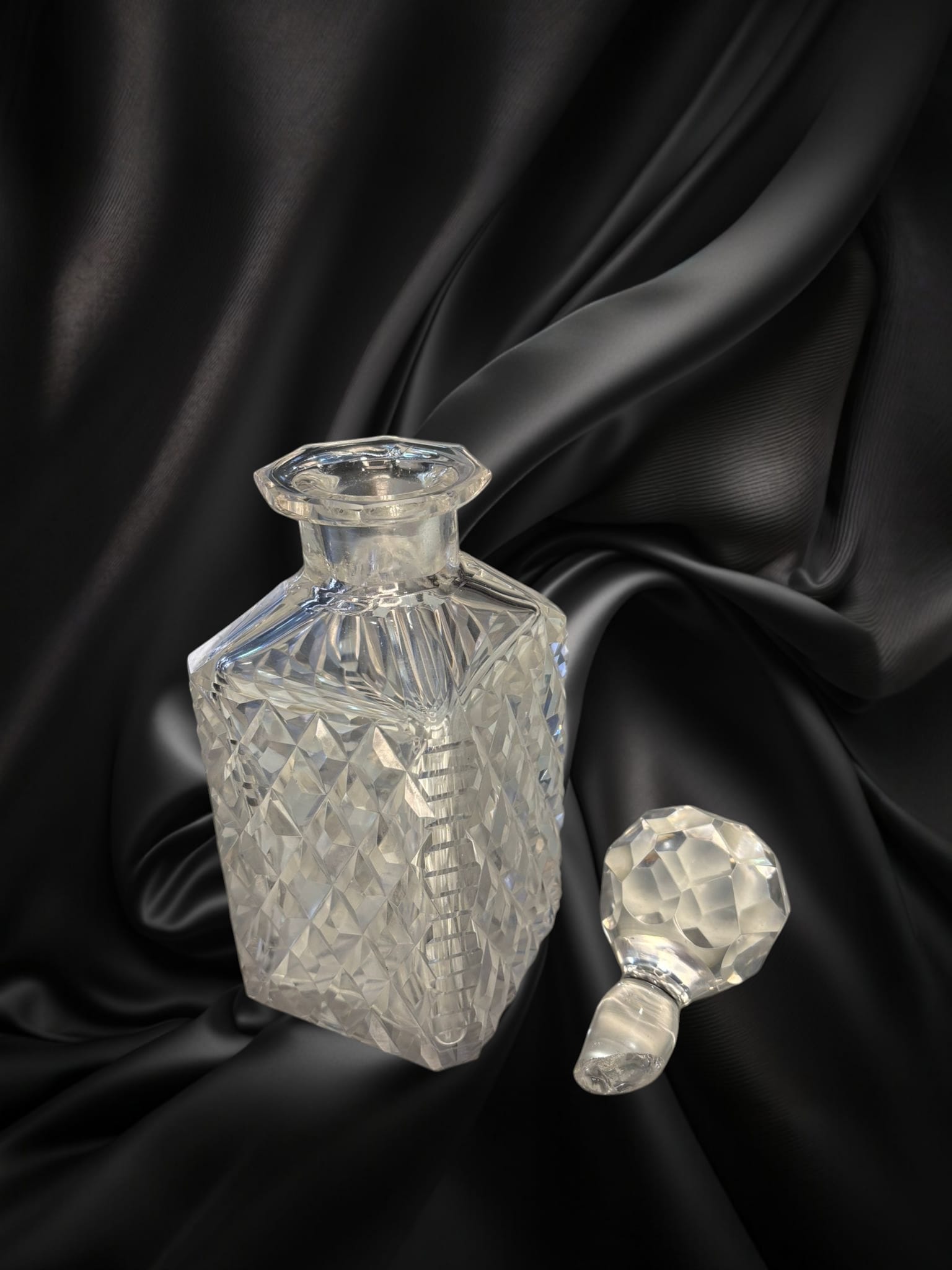 Licorera de cristal tallado antigua con tapón facetado retirado, ideal para licores. Pieza decorativa única para el hogar.