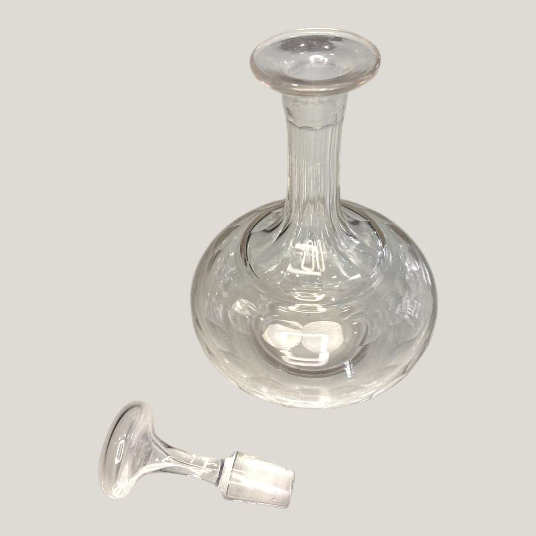 Licorera de cristal antigua con tapa, diseño clásico y elegante, ideal para decoración vintage en el hogar o servir licores con distinción.