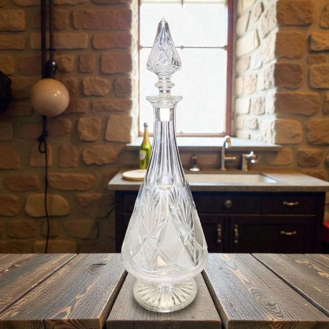 La licorera que presentamos es una pieza elegante y exclusiva, diseñada para aportar distinción a cualquier espacio. 