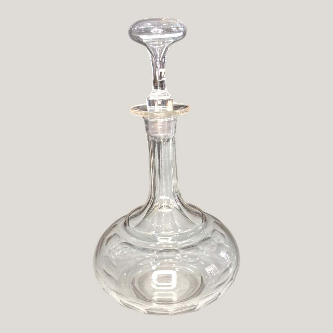 Licorera de cristal antigua con tapa, diseño clásico y elegante, ideal para decoración vintage en el hogar o servir licores con distinción.