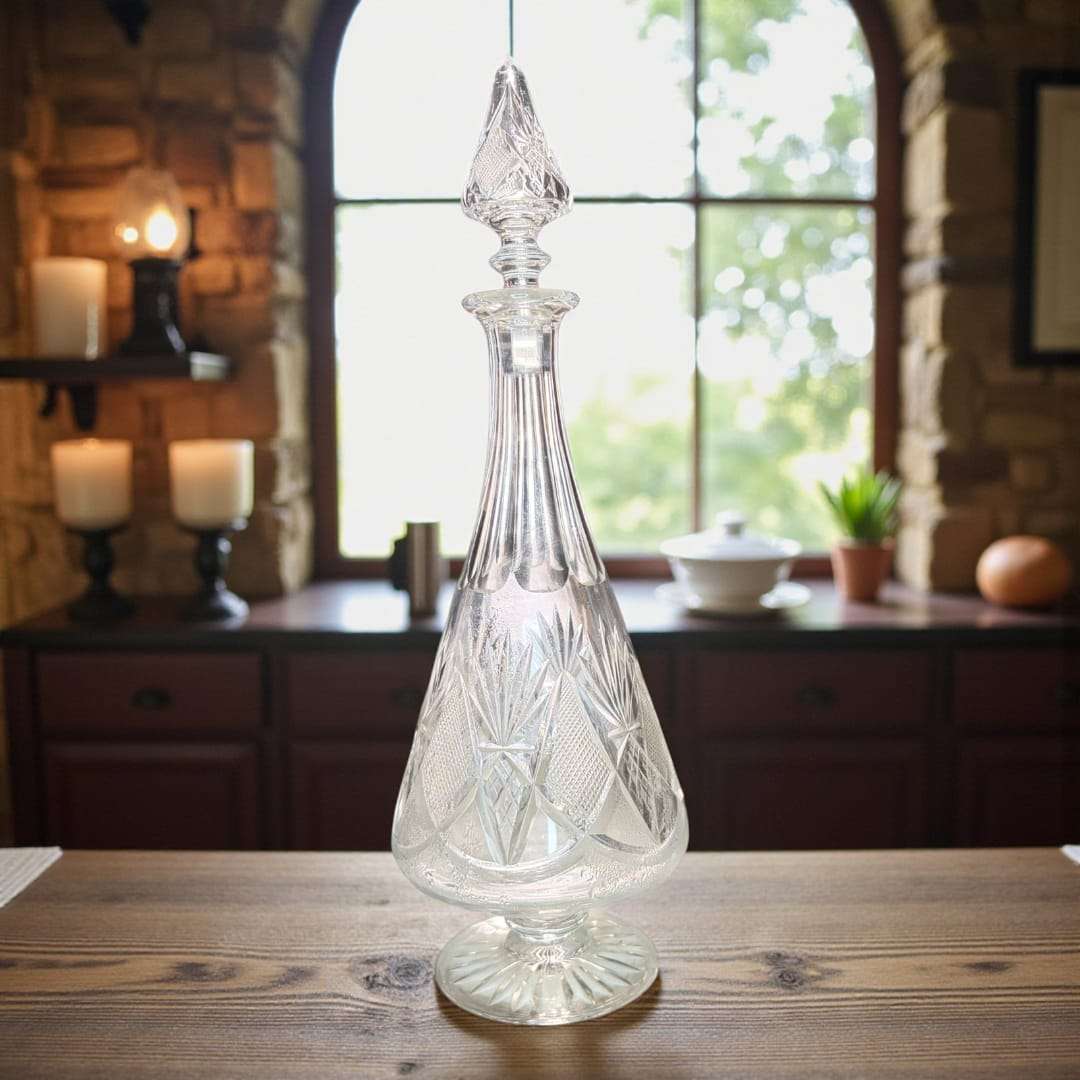 La licorera que presentamos es una pieza elegante y exclusiva, diseñada para aportar distinción a cualquier espacio. 