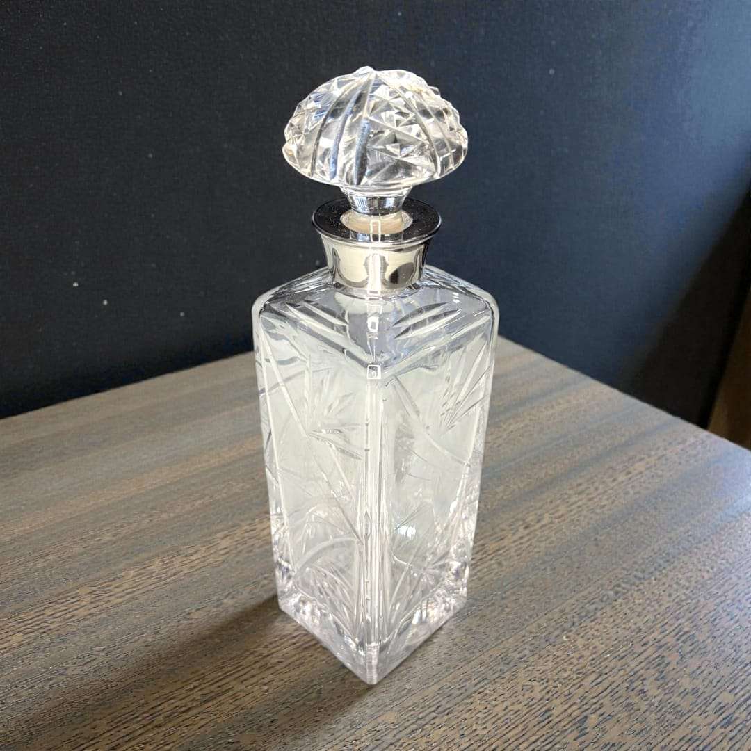 Licorera de cristal con cuello de plata vista frontal