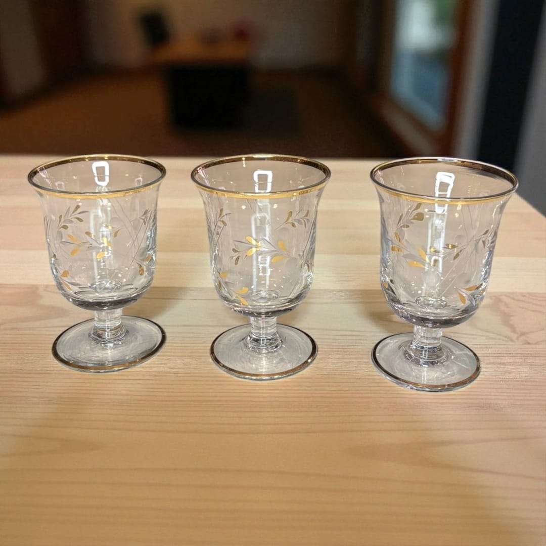 Ideal para servir licores, recibir invitados o lucir como elemento decorativo, esta Licorera aporta un toque exclusivo y sofisticado a cualquier ambiente.