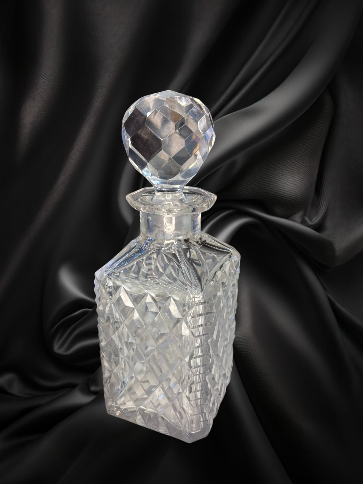 Licorera de cristal tallado con tapón facetado, diseño antiguo. Añade un toque de lujo a tu colección de decoración para el hogar.