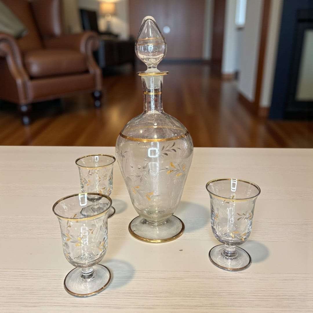 Ideal para servir licores, recibir invitados o lucir como elemento decorativo, esta Licorera aporta un toque exclusivo y sofisticado a cualquier ambiente.