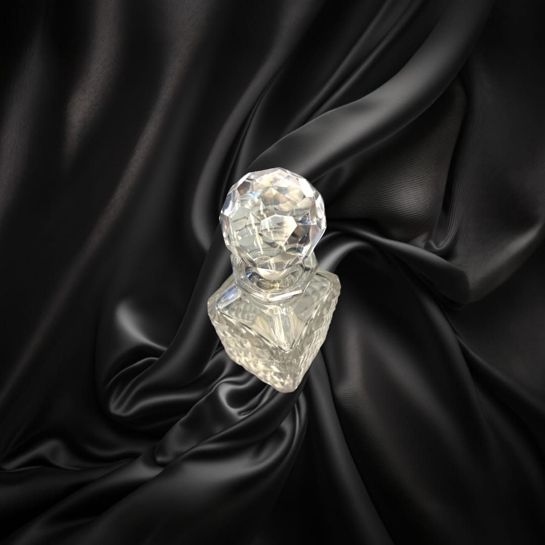 Vista superior de licorera de cristal con cuello de plata y tapón facetado. Decoración refinada para espacios clásicos y modernos.