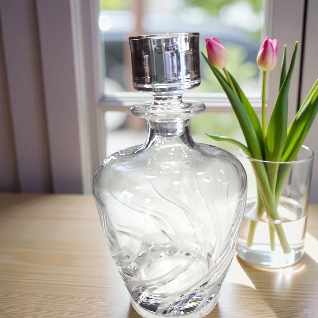 Licorera de cristal soplado con tapón macizo.