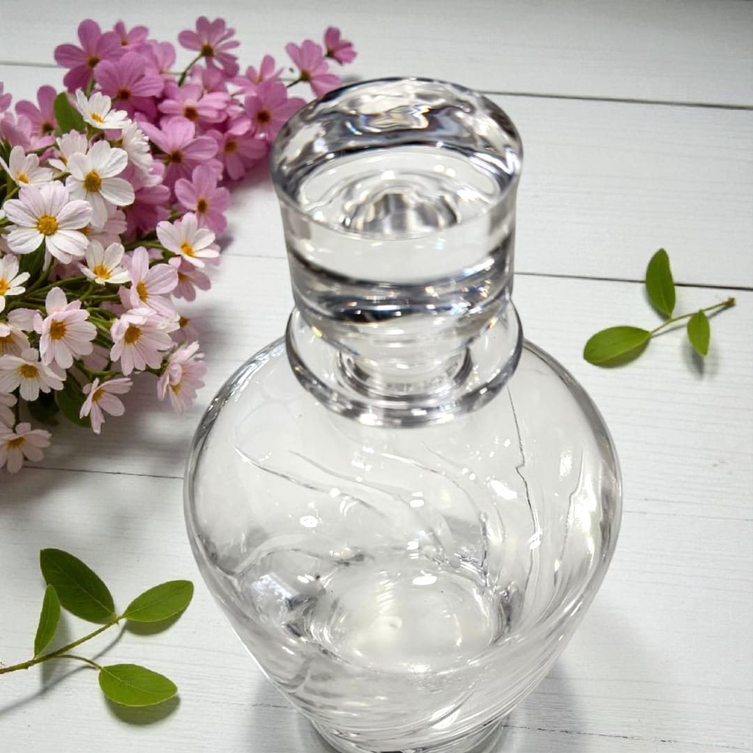 Licorera de cristal soplado con tapón macizo.