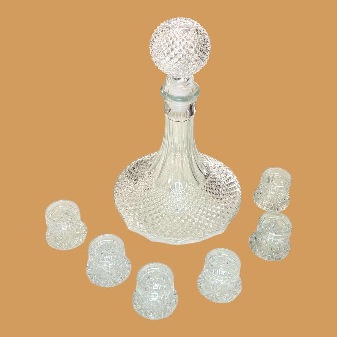 Descubre esta exquisita licorera de cristal tallado, un conjunto diseñado para elevar cualquier momento de sobremesa con una elegancia atemporal.