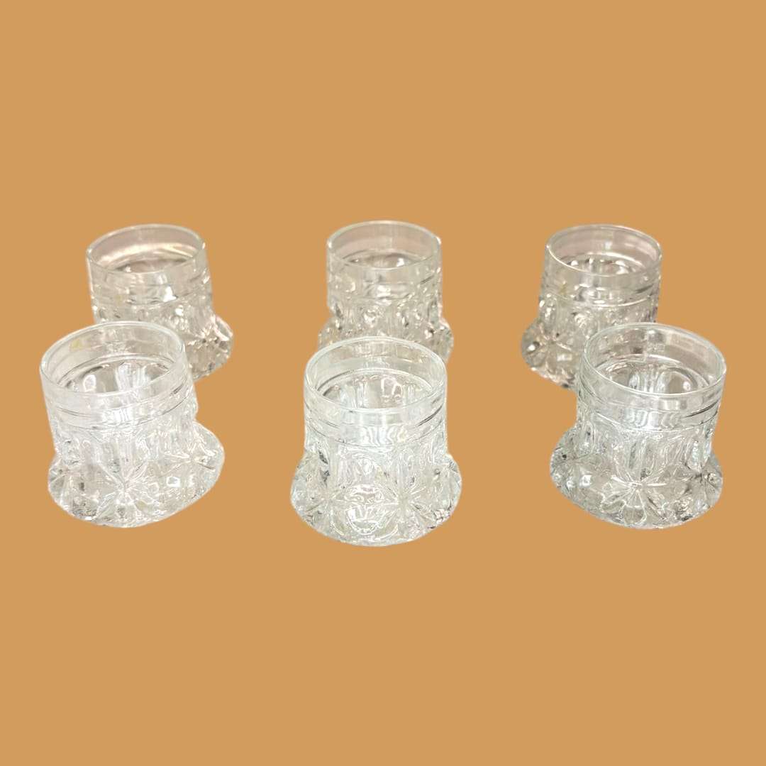 Descubre esta exquisita licorera de cristal tallado, un conjunto diseñado para elevar cualquier momento de sobremesa con una elegancia atemporal.