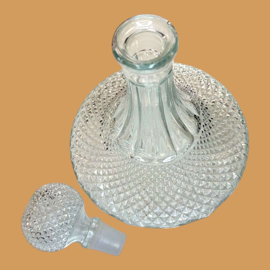 Las seis copas que acompañan a la licorera mantienen la misma línea artesanal, con bases 