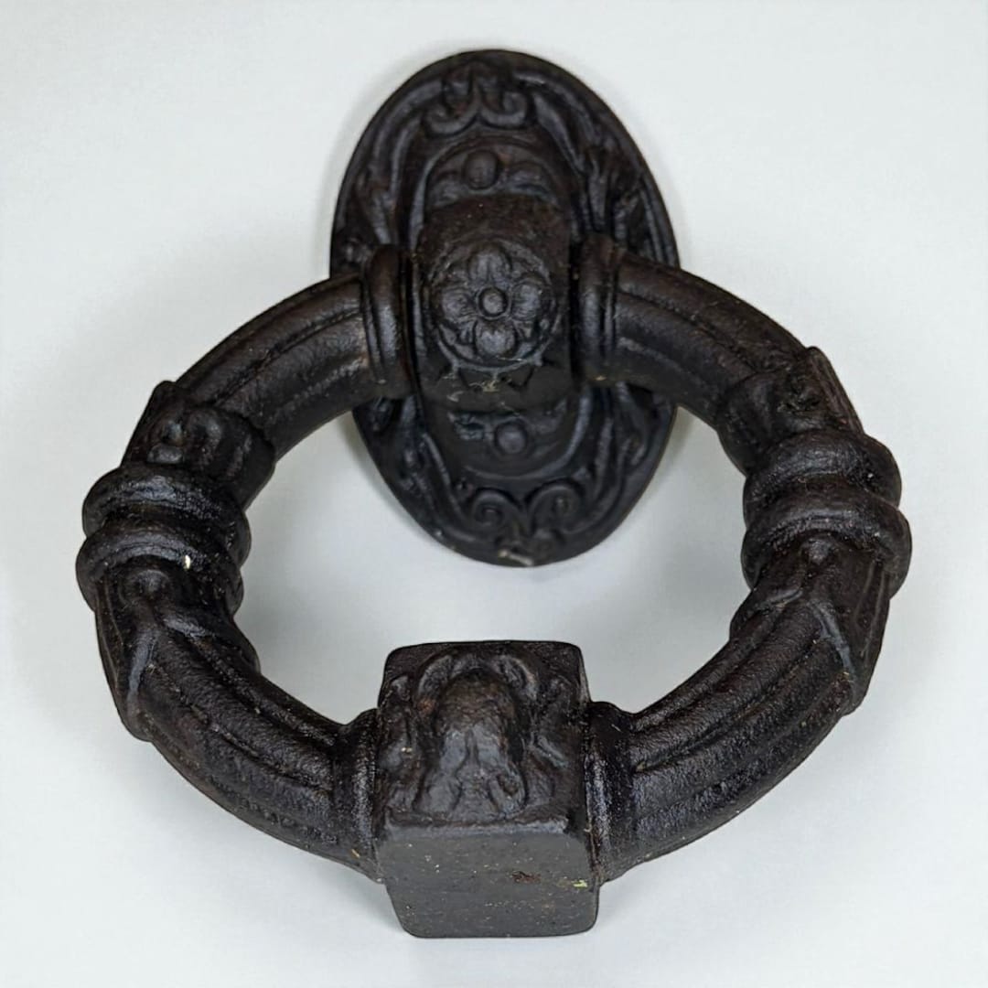 Primer plano de la Aldaba Llamador de Argolla del Siglo XVIII en hierro forjado.