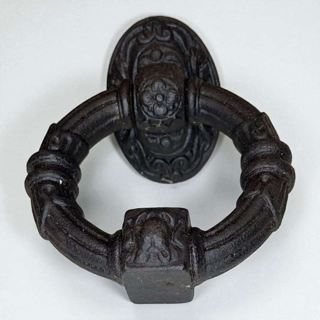 Primer plano de la Aldaba Llamador de Argolla del Siglo XVIII en hierro forjado.