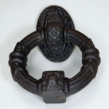 Primer plano de la Aldaba Llamador de Argolla del Siglo XVIII en hierro forjado.