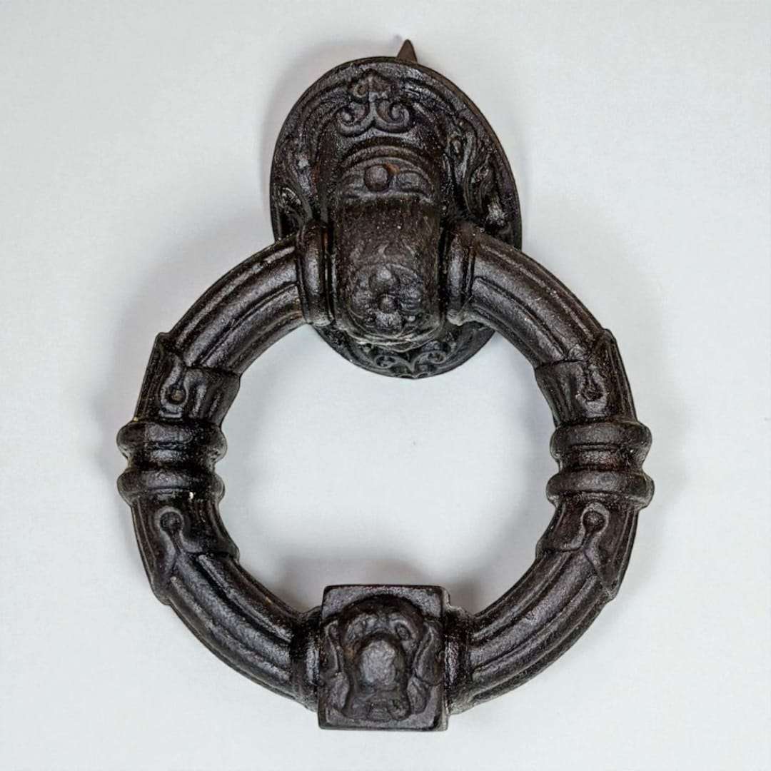 Imagen frontal de la argolla histórica con detalles ornamentales completos.